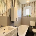 244-2 Badezimmer mit Tageslicht und Wanne